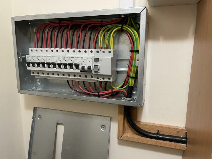 Zekeringkast met een aparte automaat en differentieel voor de laadpaal